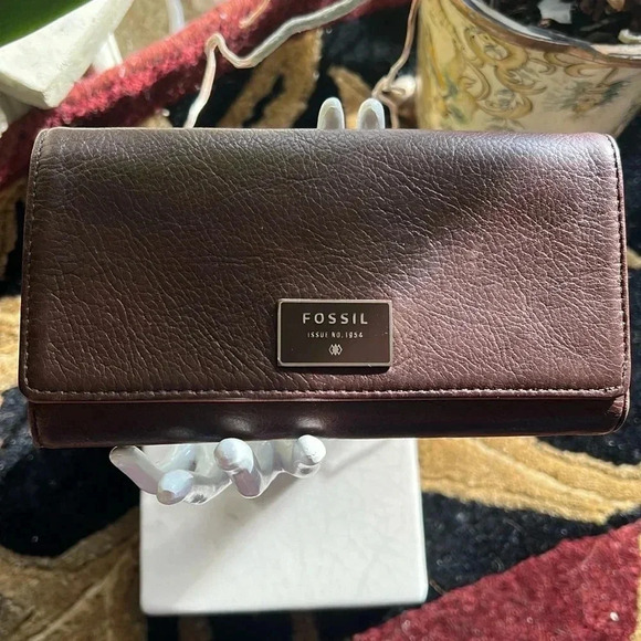 Fossil Women’s Dark Brown Leather Wallet 5 Slots for Cash, 12 Credit Cards - Picture 13 of 15